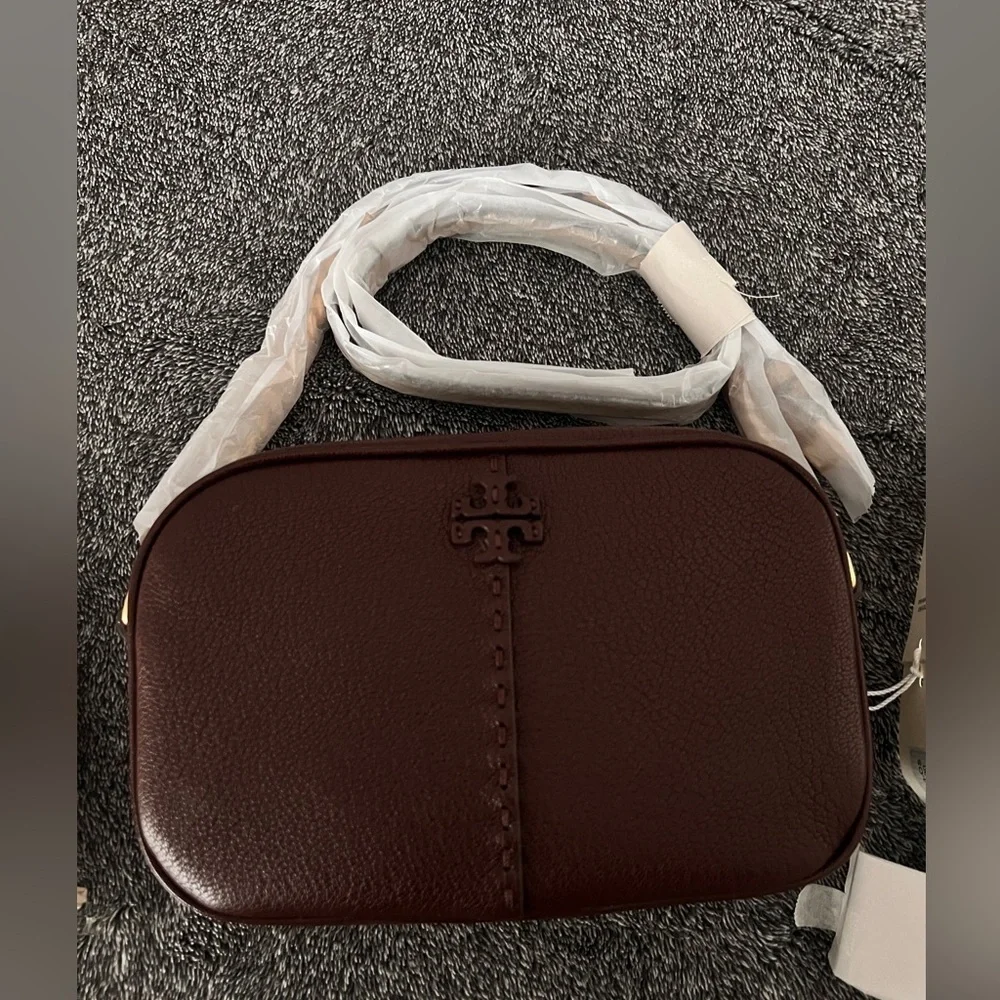 TORY BURCH • TEXTURED MCGRAW LEATHER CAMERA BAG- color WINE - Picture 4 of 16